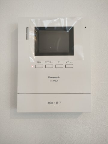 【TVモニター付きインターフォン】　訪問者の顔を見ることができるので、安心してドアを開けられます。