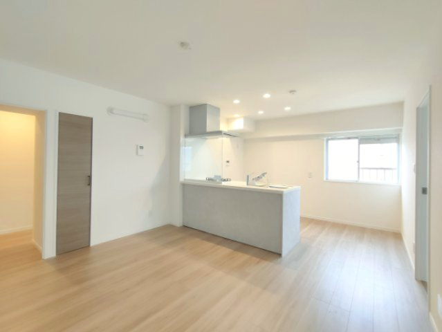 【LDK約12.4帖】　落ち着いた雰囲気のダイ二ング。伸びやかな空間のなかで、ゆったりとしたひとときを過ごせます。