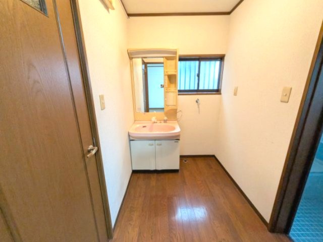 独立洗面台あり、毎朝おしゃれに忙しい女性の方におすすめです
