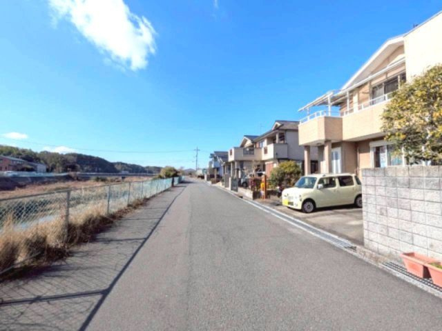 前面道路含む現地写真です