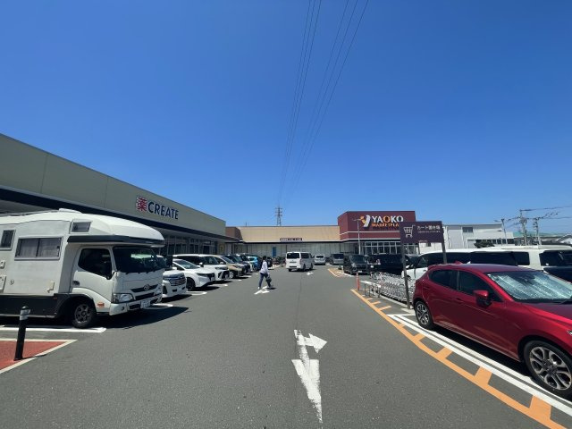 ドラッグストアやスーパーまで1300ｍでしてお車で5分の距離にあり大変便利です。