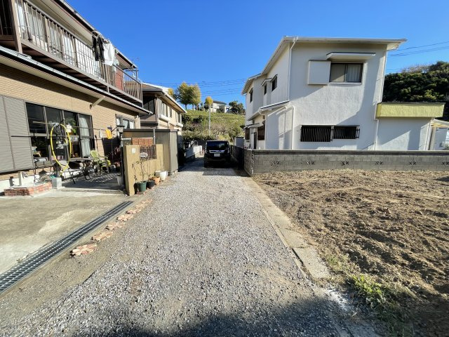 公道から共有道路を通って敷地内に入るため交通量が少なく安心して生活できます。