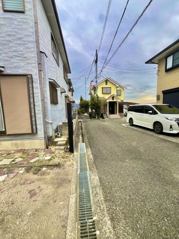 前面道路含む現地写真です