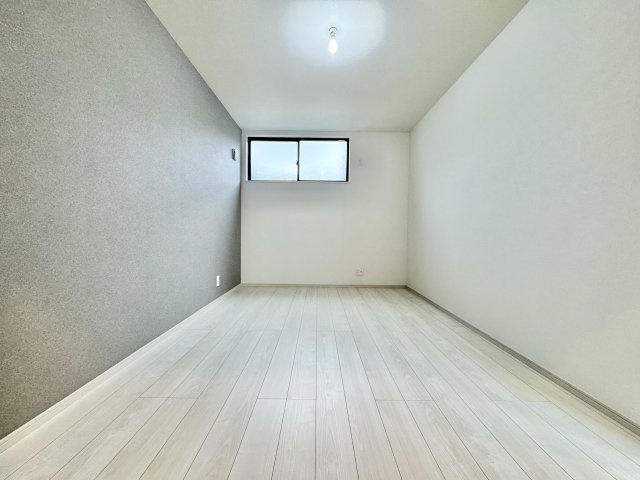 2階　8帖の洋室になります。落ち着いた雰囲気の空間で、主寝室におススメです！