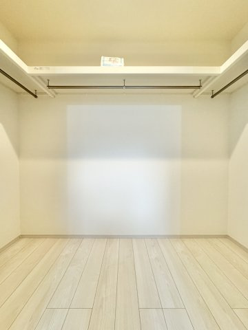 8帖洋室にあるウォークインクローゼットになります。2.3帖分の広さで、沢山収納できますよ！