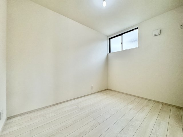 2階　4.9帖の洋室になります。コンパクトなお部屋で、子供部屋におススメです?