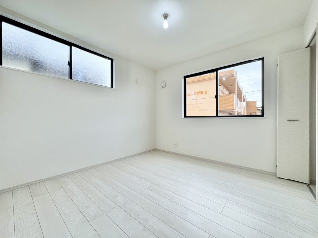 2階　6.2帖の洋室になります。二面採光で明るく収納も備わっております。