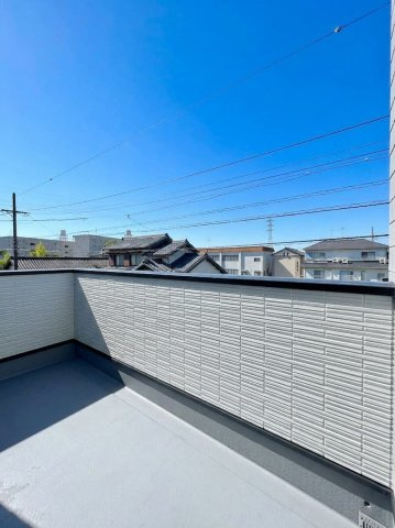 十分な広さが確保されたバルコニーです。晴れた日は、沢山の洗濯物やお布団が干せて気持ちが良いですよ☆