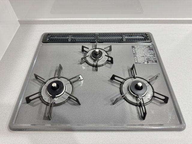 コンロは、3口になります。一度に沢山のお料理が作れて、家族の笑顔が増えますね?