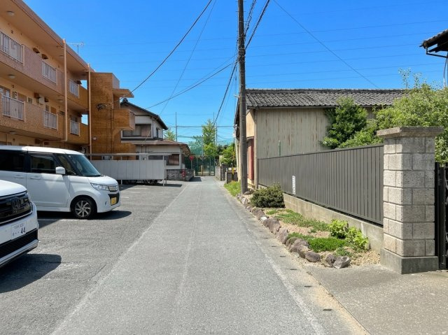 前面道路は車がほとんど通らないので、小さいお子さんがいる家庭でも安心できますね。　