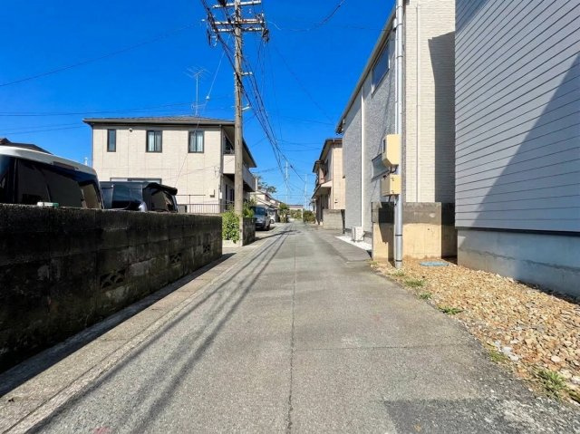 見やすく車通りが少ないという嬉しい環境！ゆとりを持ってお車の出し入れをしていただけます！　