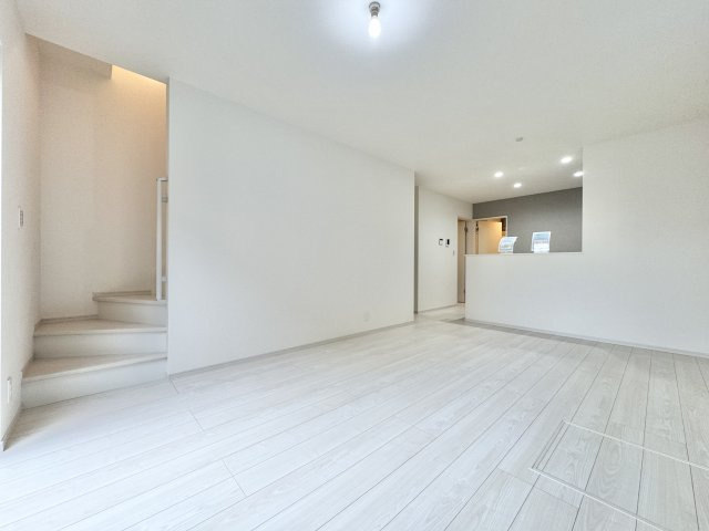 白を基調とした15.4帖のリビングになります。日差しが差し込むと、より明るい空間になります。