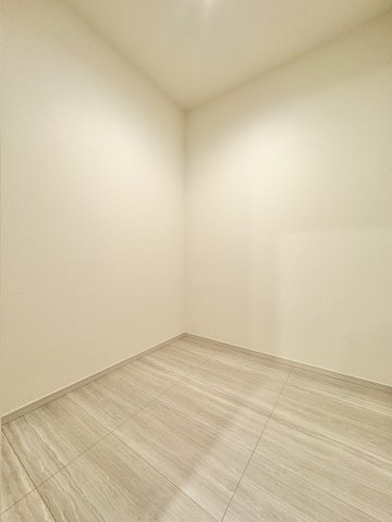 洗面台の隣には、2帖分のウォークインクローゼットがあります。ランドリールームとしても活用できますね?