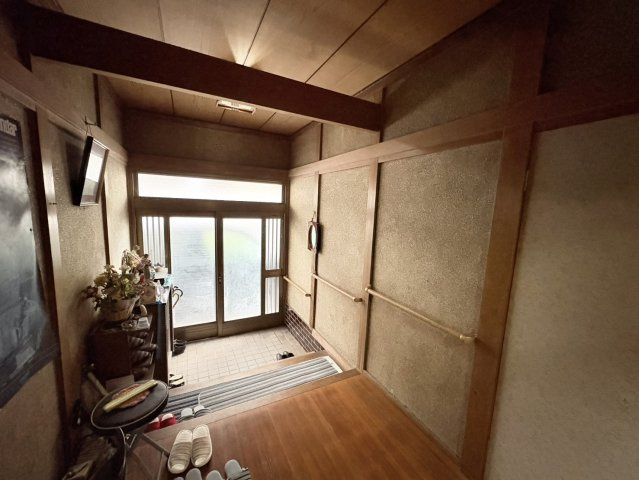 木の温もりを感じる落ち着いた雰囲気の玄関ホールです。奥行きのある空間で、来客時でもゆったりと出入りができる造りとなっています。壁面には手すりが設けられており、日々の動作にも配慮された設計。