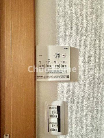 【浴室乾燥機】暖房・冷風・換気・乾燥が可能です。毎日を快適に過ごせるうれしい機能が揃っています。雨の日の洗濯物も安心です。