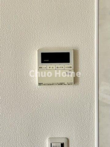 【給湯リモコン】外での一日を忘れさせてくれるオートバス機能でお好みの湯量・温度に調整された浴槽。