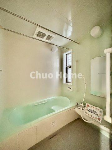 【バスルーム】暖房換気乾燥機付きシステムバスルーム。暖房・冷風・換気・乾燥など、毎日を快適に過ごせるうれしい機能が揃っています。雨の日の洗濯物も安心です。
