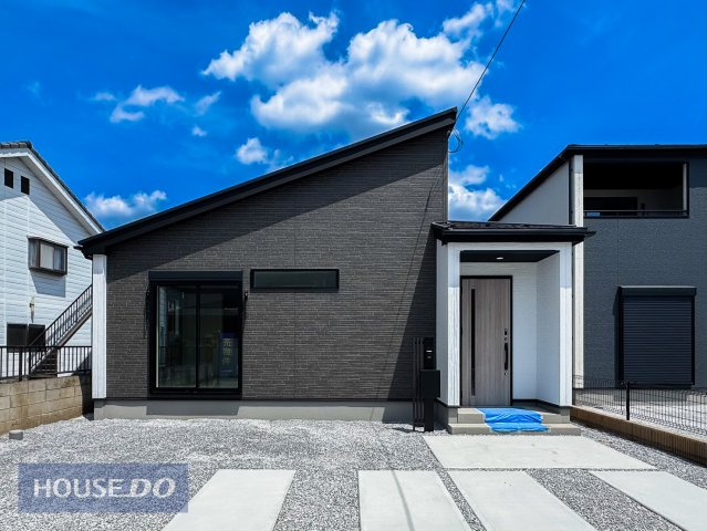 【外観】1号棟　太陽光搭載！都市ガス利用のエコ住宅。耐久性やメンテナンス性に優れた外壁材はセルフクリーニング仕様。