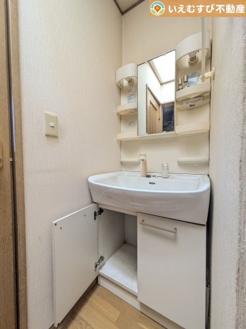 シンプルな洗面台とコンパクトな空間　洗面室と脱衣所が分かれているのですっきりとした空間がキープできますね♪