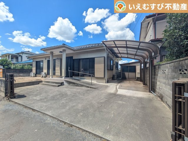 雨風から大切な愛車を守るカーポート付き　雨風から守るだけでなく雨の日のお買い物帰りなども雨を避けられて助かりますね♪