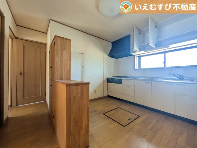 広々としたキッチン　冷蔵庫や食器棚を置いてもゆとりの広さ！独立した空間でゆっくりお料理♪