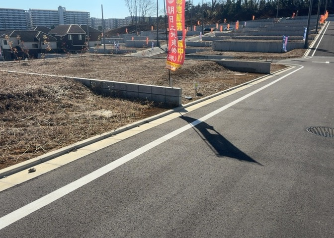 土地の形が極端に長細かったり、狭小地、あるいは道路との高低差がある傾斜地だった場合、後々売ろうとしても買い手がつかない場合もあります。後々、売却することになった時に価値の下がらない土地を選びましょう。