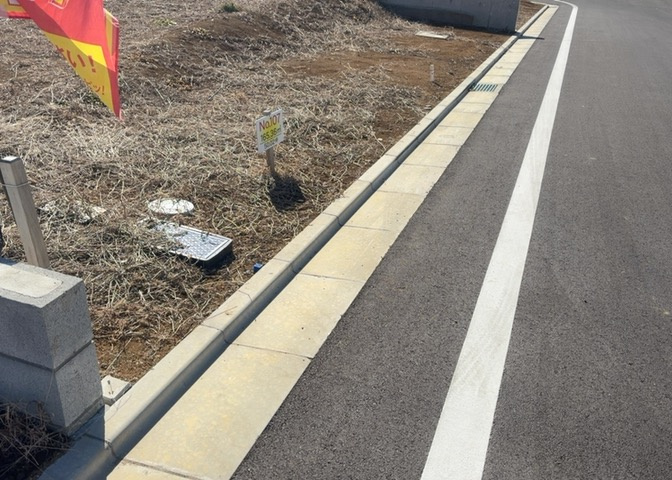 土地の面積＝住宅面積ではありません。建ぺい率の問題などで、土地のある場所によって住宅を建てられる面積は限られています。高さもしかり、「土地」という言葉の中には、建築条件も含まれると考えておきましょう。