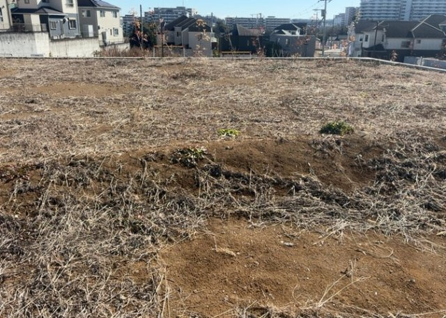 土地の前の道路に消火栓が設置されていることがあります。この場合、道路交通法第45条第1項により、駐車禁止の場所が指定されています。そのため、車庫などの駐車スペースをつくることができない場合があります。