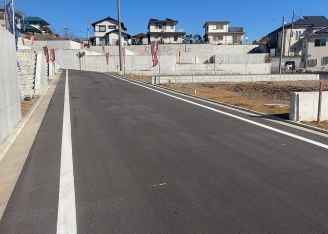 現地に行くなら、物件の周囲の地形がどうなっているかを見ることも大切です。周辺より低くなっている土地では、大雨などで水が集まりやすいため、地盤が弱くなっているということも考えられるため、注意が必要です。
