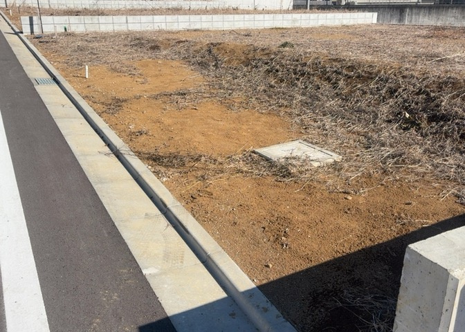 土地購入を検討されている場合、境界杭がない状態で購入してしまうと境界確定測量をする必要があり、費用がかかります。購入の前に、売主、隣土地所有者立ち合いのもと境界を確定し境界杭を設置するのがベストです。