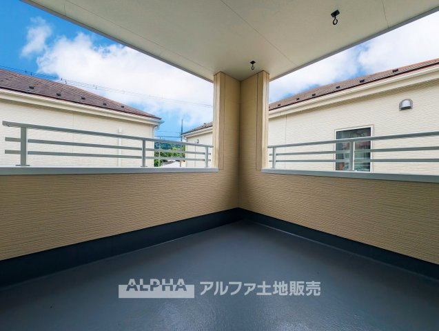 【Balcony】◆バルコニー◆日当たりの良いバルコニーは、洗濯物がよく乾くだけでなく、外の空気を感じながらひと息つける場所。暮らしに心地よい余白をもたらします。