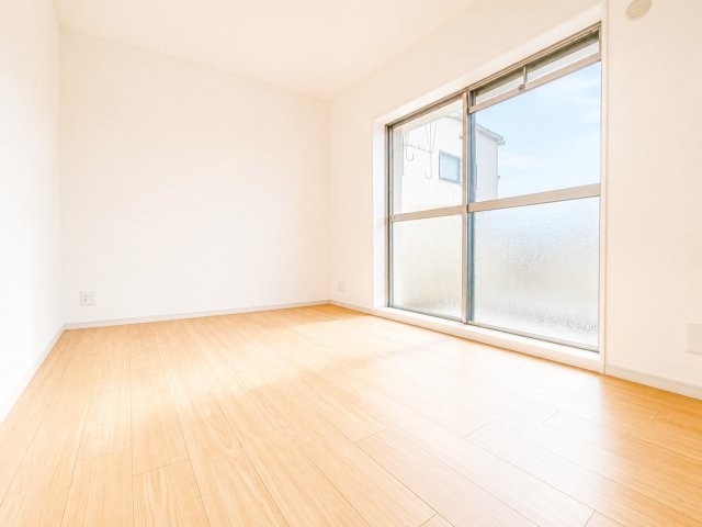 6帖洋室。南向きの窓から採光たっぷりの明るいお部屋がいいですね♪