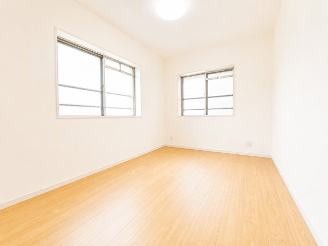 北側の6帖洋室。2面採光で風通しもバッチリなお部屋です♪