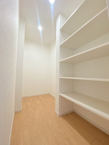 廊下に設けられている収納スペース。棚も設置されておりいろいろと収納◎パントリーとしてご使用ください♪