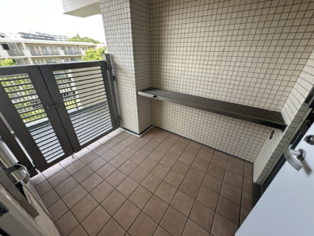 プライベート性の高いポーチには棚付きです。買い物袋も置けるので鍵の開閉もしやすくなりますね。