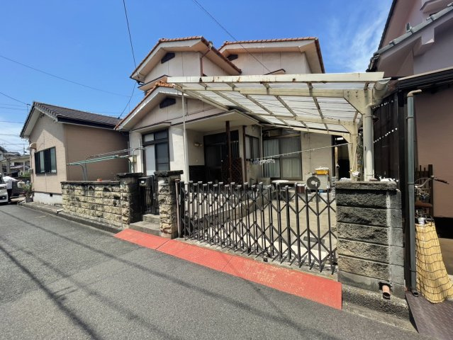 間口にゆとりがあり、建物配置や駐車計画を検討しやすい売土地です。閑静な住宅街に位置し、周辺は落ち着いた環境。住環境を重視される方にもおすすめです。理想のマイホーム用地としてご検討いただけます。