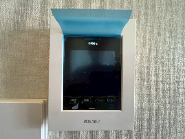 訪問者が来たときにテレビ画面で確認できるため、安心してドアを開けられます。録画機能があるものもあり、留守中に来訪者を記録しておくことができます。利便性が高く、セキュリティ面でも安心です。