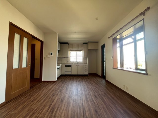 高台の閑静な住宅街に立地しており緑豊かな、眺望も良好です。周辺には緑豊かな公園もあるため子育てに適した環境です。
