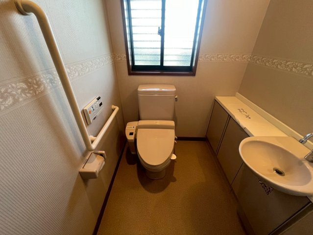 温水洗浄便座付トイレは温水洗浄機能により、暖かい水でおしりを洗浄することができ、冷たい水を使う従来の便座に比べ、温水洗浄機能で暖かいトイレを提供し、快適な使用を可能にします。