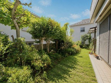 緑豊かな庭スペースがあり、植栽や草木の彩りを楽しめる住まいです。ガーデニングや家庭菜園など、趣味の時間を楽しむ場所としても活用できます。リビングから庭へ出やすく、季節の変化を身近に感じられます。