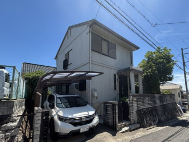 白を基調とした外観が印象的な住まいです。周囲の街並みに調和した落ち着いた佇まいで、カーポート付きの駐車スペースも確保されています。日々の暮らしやすさと住まいの魅力を兼ね備えた住宅です。