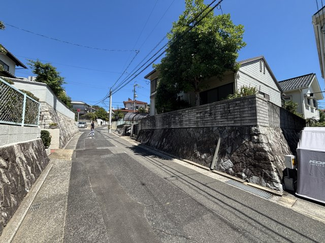 落ち着いた住宅街に位置し、周辺は戸建住宅が並ぶ穏やかな住環境です。幅広の前面道路も整備されており、段差もなく車の出入りもしやすい立地です。静かな環境でゆったりと暮らしたい方におすすめです。