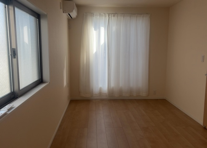 寝室でゆっくりと過ごすためにはベッド周りの適度な空間を担保することや窓の位置、照明の明るさ、寝室の広さなどを考える必要があります。自身や家族の構成とライフスタイルに併せて寝室にする部屋を選びましょう！