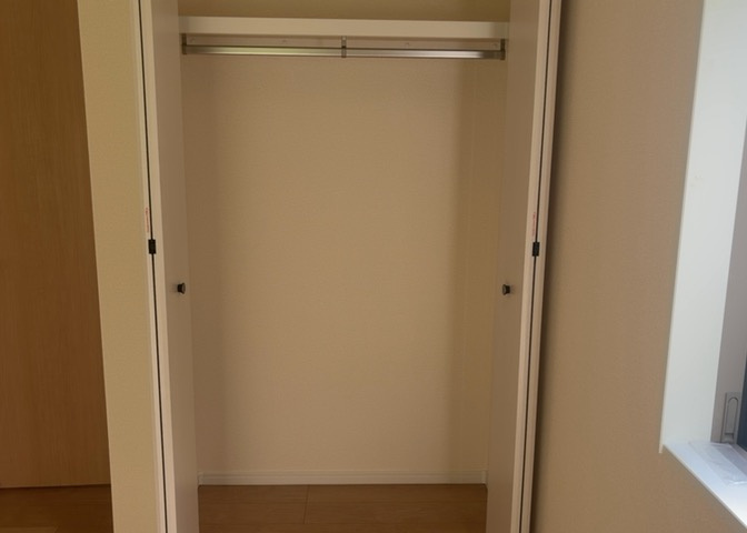 デザイン性を重視しすぎて収納が少なかった！なんてことにならないため、事前に現地で収納の数を確認しておくことをお勧めします。クローゼット以外にも床下収納や屋根裏収納、パントリーなどもチェックしましょう。