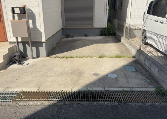 駐車場と明記されていても、最小スペースでつくられた駐車場だと大型車は駐車できなかったり、出入りしにくくなったりする可能性があります。お車のサイズと購入したい物件の駐車場のサイズを現地で確認しましょう。