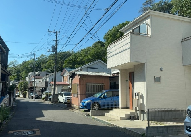 住宅用の土地では前面道路に2m以上接していなければならないと法律で定められています。しかし、お持ちの車のサイズやライフスタイルなどにより、2mでは利便が悪い場合もございますので、事前に確認しましょう。