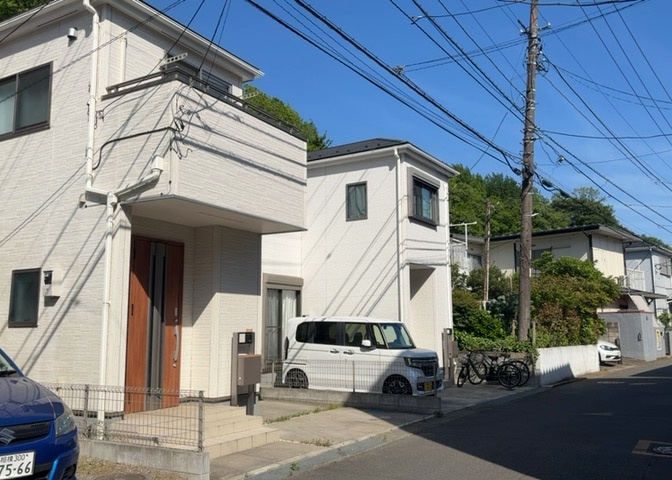 お持ちの車種によっては前面道路が広い方が便利でしょう。しかし、前面道路が広ければその分交通量が多くなるため、騒音などが気になる場合があります。実際に現地を見学し、周辺交通量や騒音などを確認しましょう！