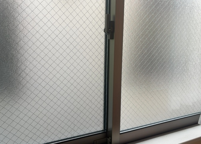 サッシは、ガラス窓に使用される金属製の窓枠です。一般的に住宅建築では、金属製建具工事の段階でガラス類・玄関などと同時に設置されます。種類や構造により断熱性能や遮音性能が異なるので現地でご確認ください。