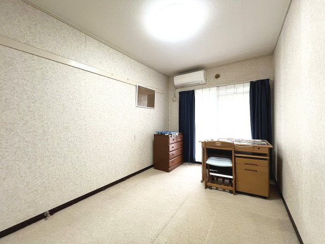 南側洋室は掃き出し窓から専用庭へ直接出られ、開放感あふれる心地よい空間となっています。
