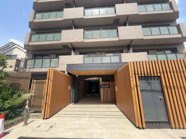 マンションの顔でもある、高級感漂うエントランス。　